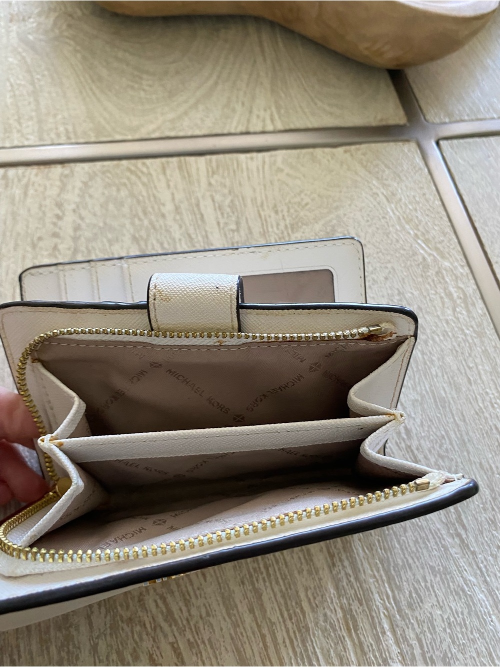 Michael Kors Gold-Logo White Saffiano Wallet - Picture 4 of 6